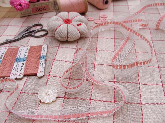 Charmante dentelle ancienne blanche et motif rose saumoné (16mm)