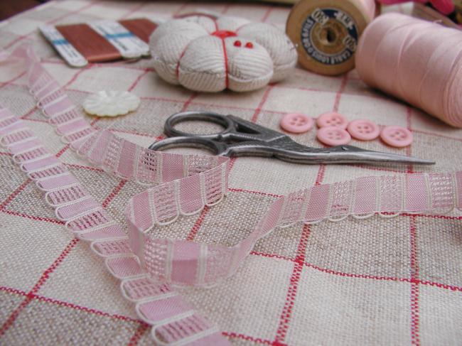 Charmante dentelle ancienne ultra fine,  rose pâle avec cordonnet blanc (12mm)