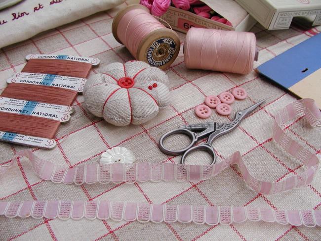 Charmante dentelle ancienne ultra fine,  rose pâle avec cordonnet blanc (12mm)