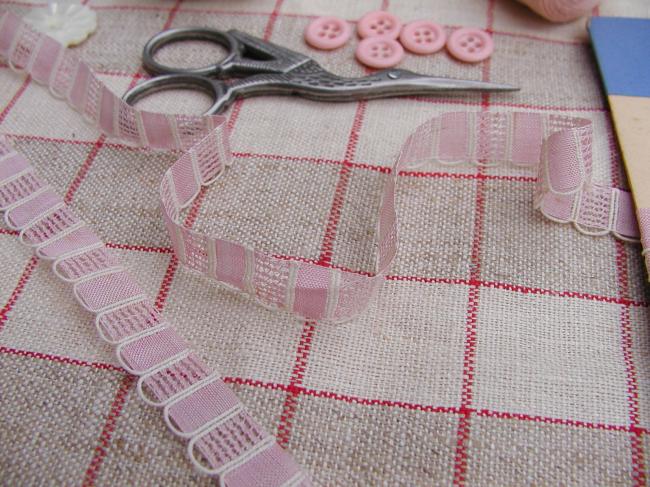 Charmante dentelle ancienne ultra fine,  rose pâle avec cordonnet blanc (12mm)