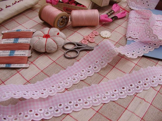 Charmante bordure de broderie anglaise sur batiste de coton en vichy rose (35mm)