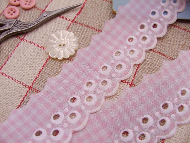 Charmante bordure de broderie anglaise sur batiste de coton en vichy rose (35mm)