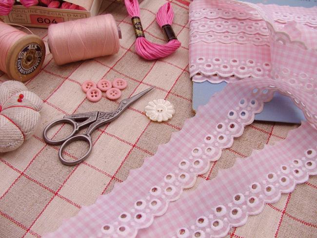 Charmante bordure de broderie anglaise sur batiste de coton en vichy rose (35mm)