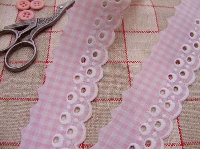 Charmante bordure de broderie anglaise sur batiste de coton en vichy rose (35mm)