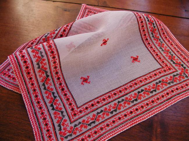 Superbe pochette en mousseline avec une très belle broderie rouge