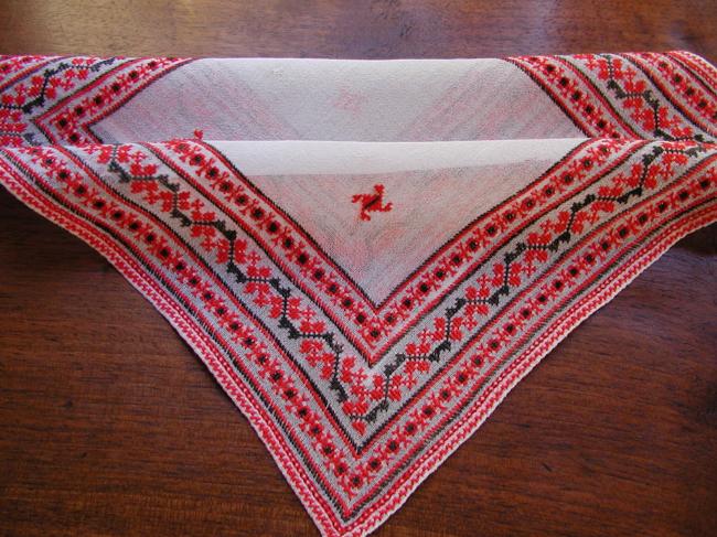 Superbe pochette en mousseline avec une très belle broderie rouge