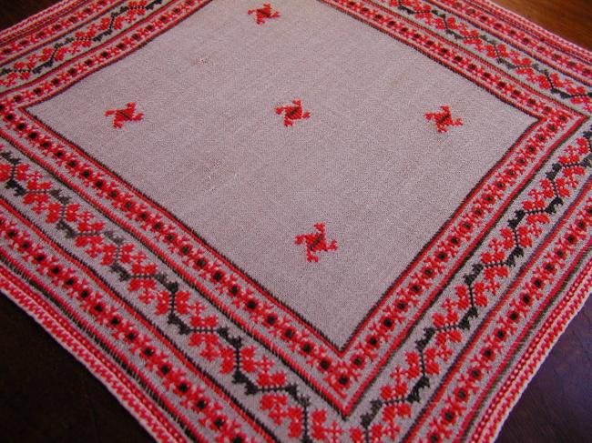 Superbe pochette en mousseline avec une très belle broderie rouge