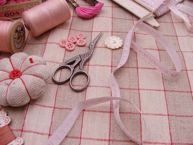 Ancien ruban blanc en rayonne à petits pois rose très pâle, 10mm