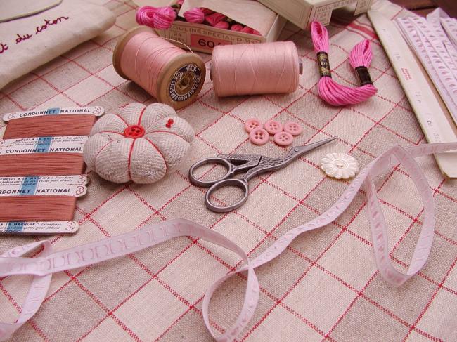 Ancien ruban blanc en rayonne à petits pois rose très pâle, 10mm