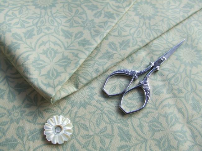 Coupon de coton à fond écru à motifs floraux(Moda)couleur gris bleu