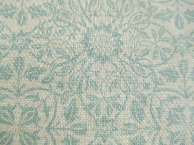 Coupon de coton à fond écru à motifs floraux(Moda)couleur gris bleu