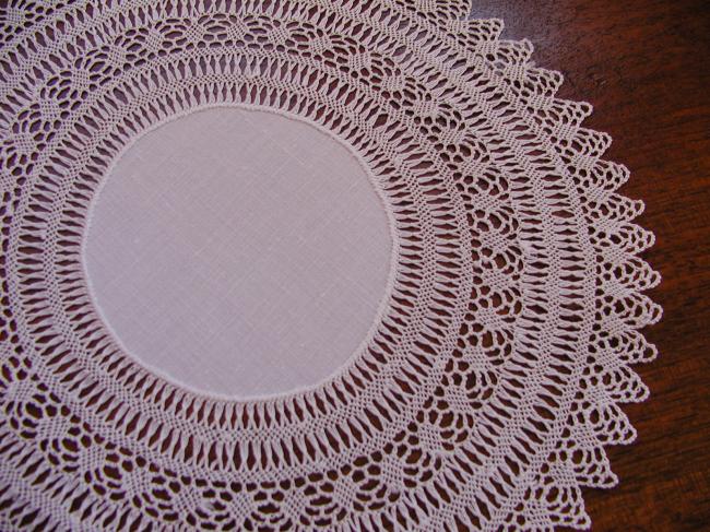 Lovely pair of hairpin lace with fine linen central part doilies