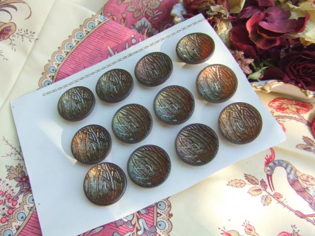 Carte de 12 boutons moyens, forme coupelle, mordoré et bronze 1950