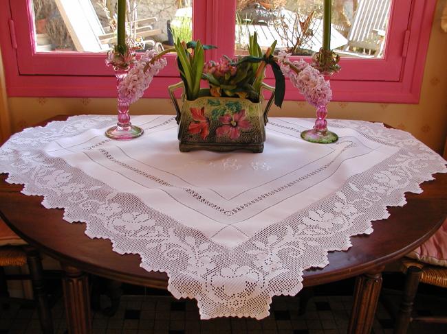 Coup de coeur pour cette magnifique nappe avec monogramme fleuri