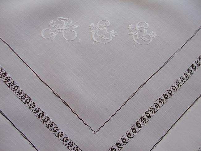 Coup de coeur pour cette magnifique nappe avec monogramme fleuri