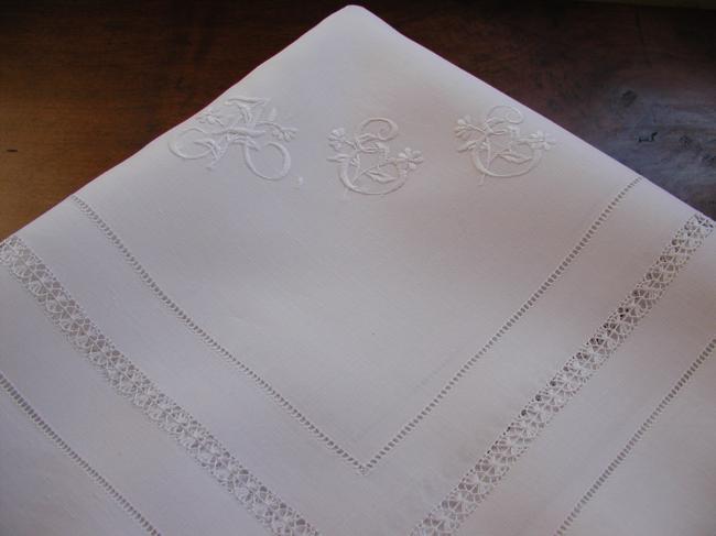 Coup de coeur pour cette magnifique nappe avec monogramme fleuri