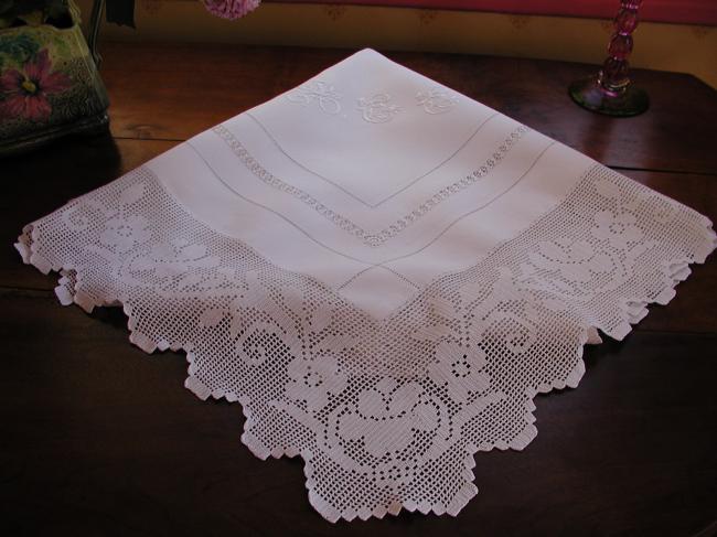Coup de coeur pour cette magnifique nappe avec monogramme fleuri