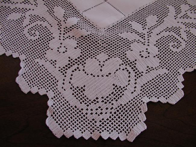 Coup de coeur pour cette magnifique nappe avec monogramme fleuri