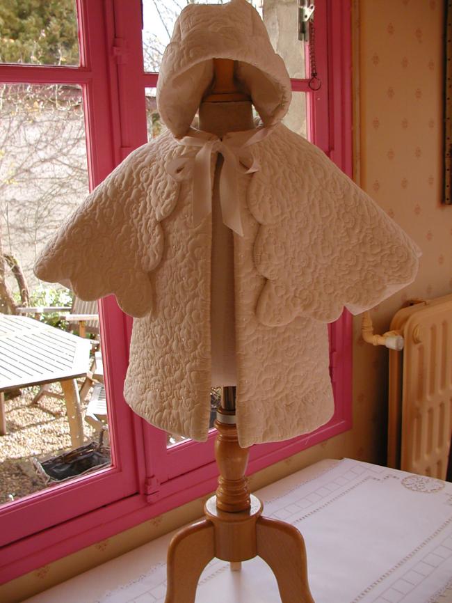 Gorgeous baby coat and its matching bonnet, in quilted ivory silk 1900