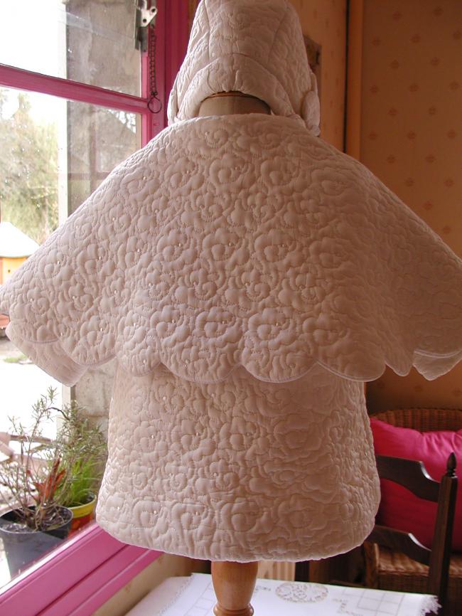 Gorgeous baby coat and its matching bonnet, in quilted ivory silk 1900