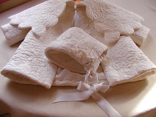 Gorgeous baby coat and its matching bonnet, in quilted ivory silk 1900