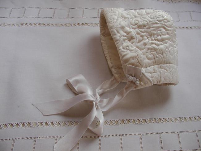 Gorgeous baby coat and its matching bonnet, in quilted ivory silk 1900