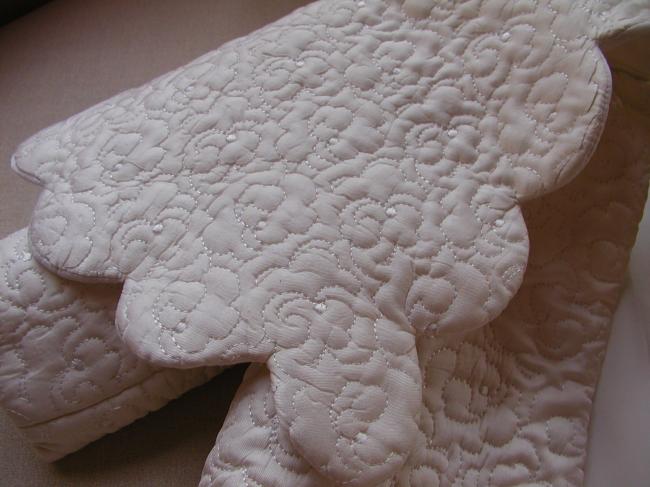 Gorgeous baby coat and its matching bonnet, in quilted ivory silk 1900