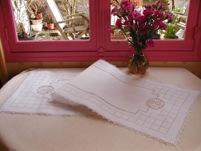 Marvellous table runner with insertions of Venezia lace