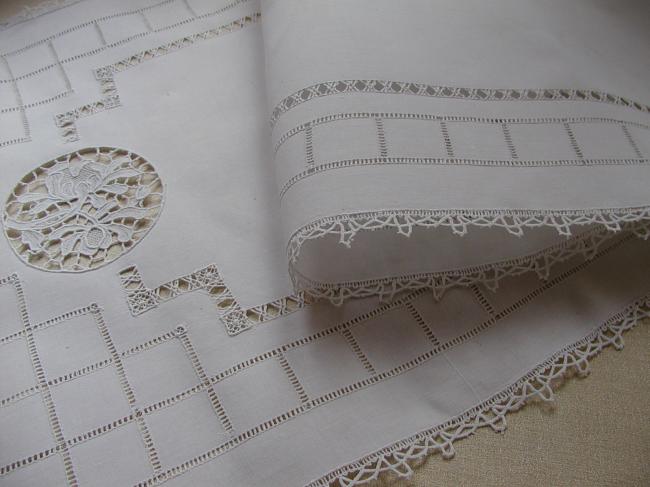 Marvellous table runner with insertions of Venezia lace