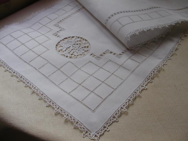 Marvellous table runner with insertions of Venezia lace