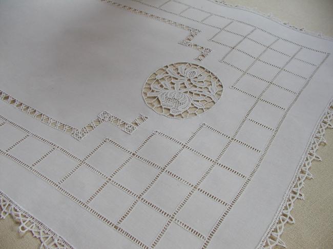 Marvellous table runner with insertions of Venezia lace