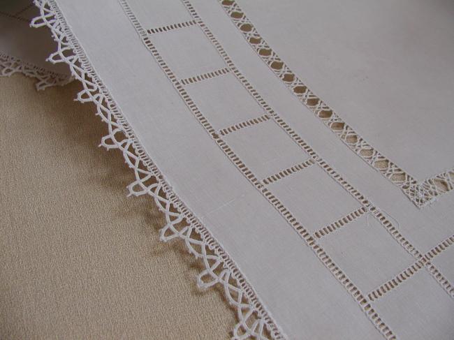 Marvellous table runner with insertions of Venezia lace