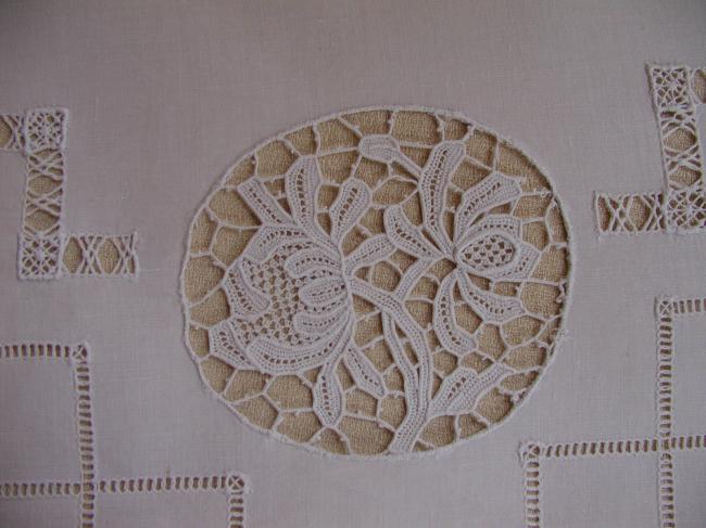 Marvellous table runner with insertions of Venezia lace