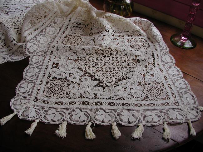 Stunning table runner in Milan, Reticella, filet and battenburg lace 1890
