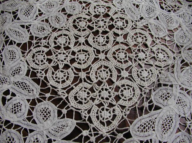 Stunning table runner in Milan, Reticella, filet and battenburg lace 1890
