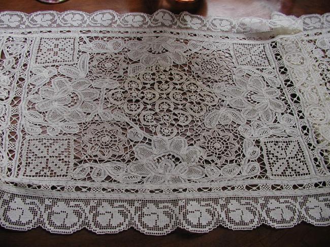 Stunning table runner in Milan, Reticella, filet and battenburg lace 1890