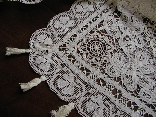 Stunning table runner in Milan, Reticella, filet and battenburg lace 1890