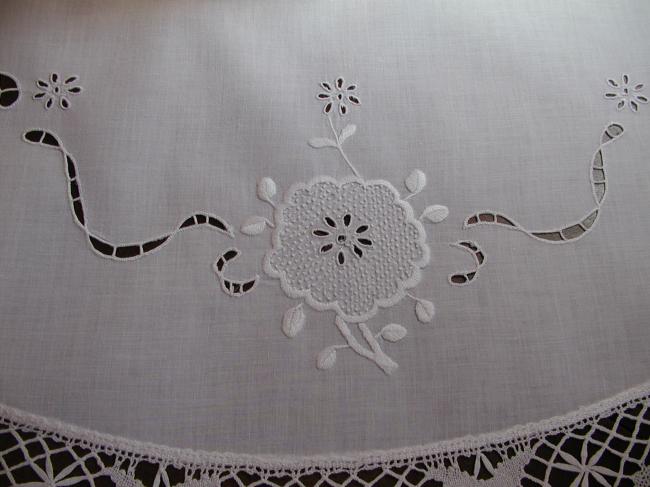 Gorgeous round table centre with Richelieu works and Cluny bobbin lace 1910