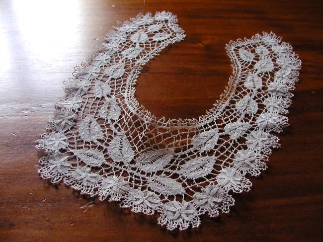 Gorgeous collar in very fine bobbin Cluny lace 19th century