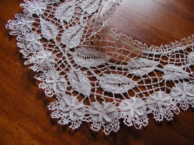 Gorgeous collar in very fine bobbin Cluny lace 19th century