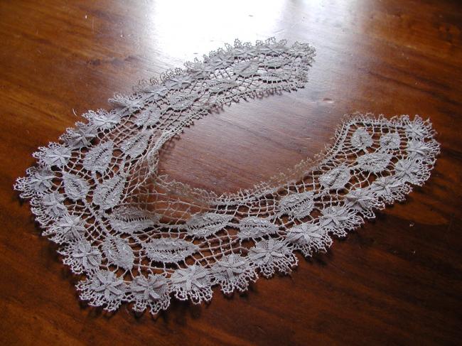 Gorgeous collar in very fine bobbin Cluny lace 19th century