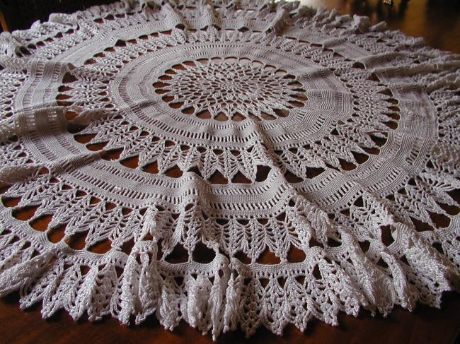 Très grand centre de guéridon en dentelle de crochet