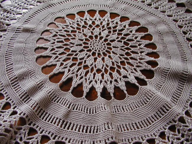 Très grand centre de guéridon en dentelle de crochet