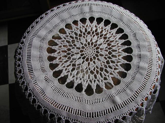 Très grand centre de guéridon en dentelle de crochet