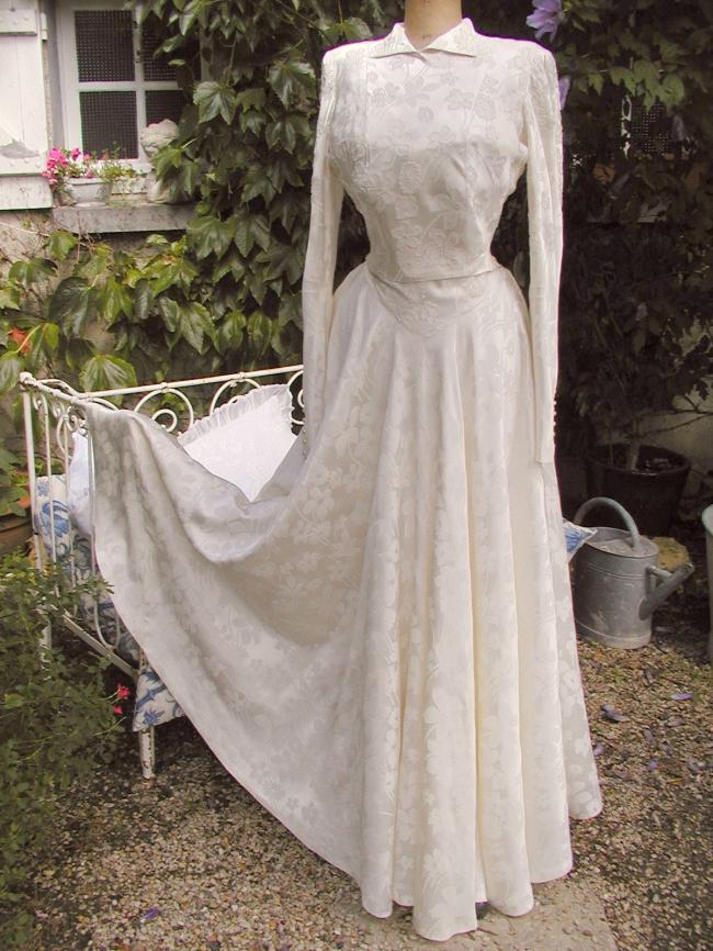 Superbe ensemble de mariée en soie brochée rebrodée de petites perles 1950