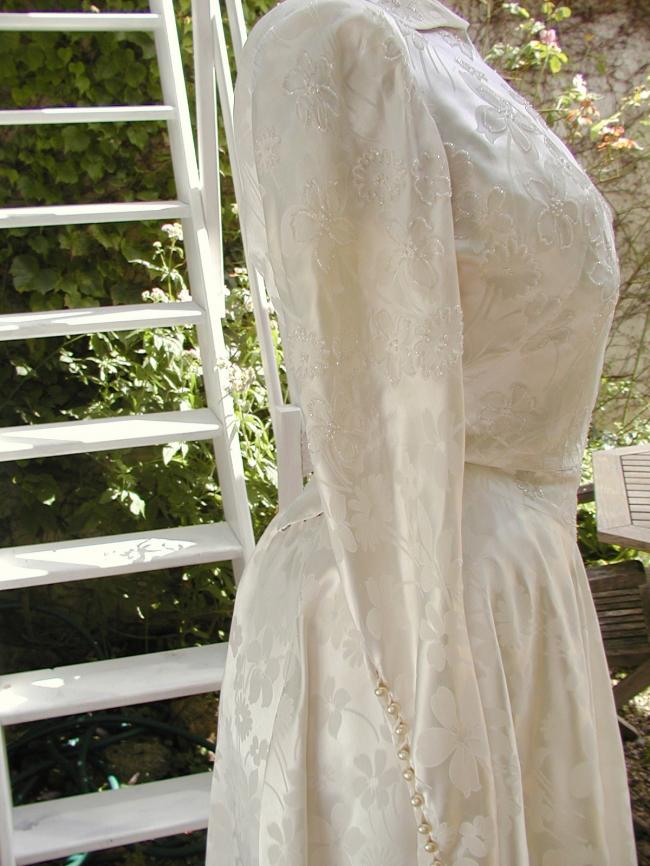 Superbe ensemble de mariée en soie brochée rebrodée de petites perles 1950