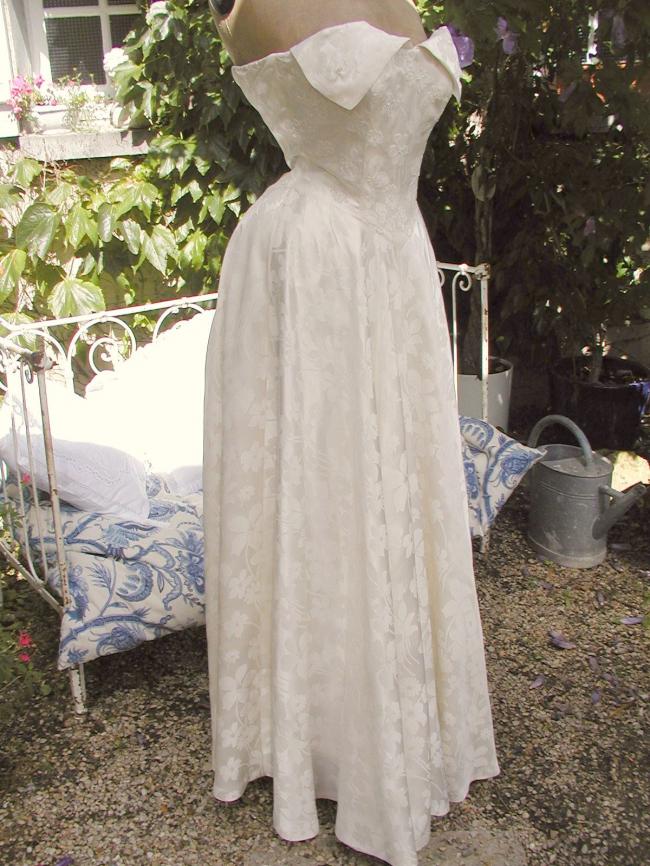 Superbe ensemble de mariée en soie brochée rebrodée de petites perles 1950