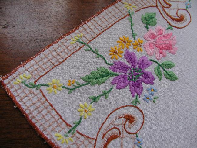 Very pretty hand embroidered floral table centre