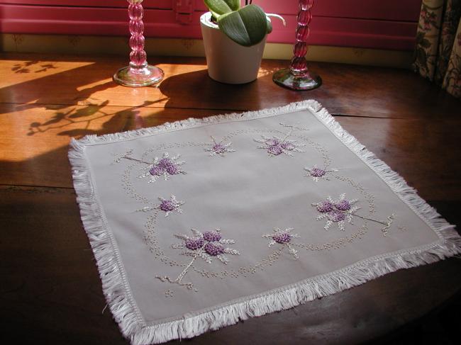Breathtaking table centre in silk with lilac silk embroidery