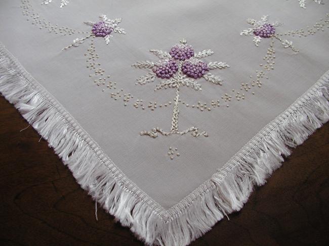 Breathtaking table centre in silk with lilac silk embroidery